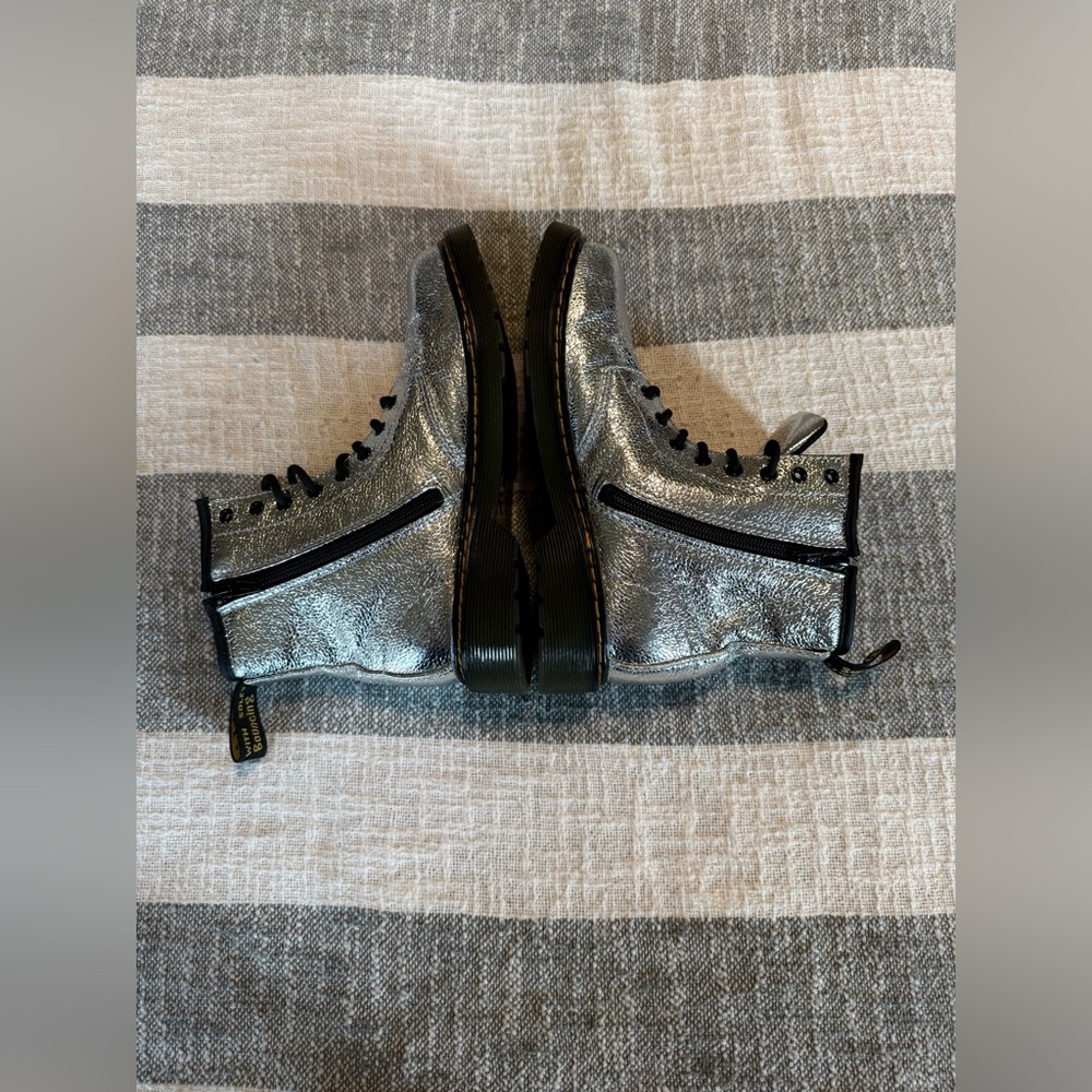 Dr Martens Jr 1460 Crinkle Silver Metallic Lace Up boots
SZ 4M - Picture 6 of 11
